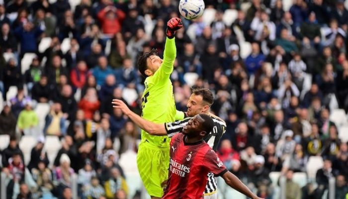 Marco Sportiello meninju bola dalam laga Juventus vs AC Milan di Serie A, Sabtu (27/4/2024) malam WIB.